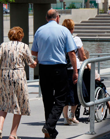 cuatro personas adultas mayores transitando una rampa, una de ellas utiliza silla de ruedas