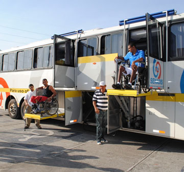 colectivo doble piso con rampas mecanizada descendiendo a dos personas en silla de ruedas